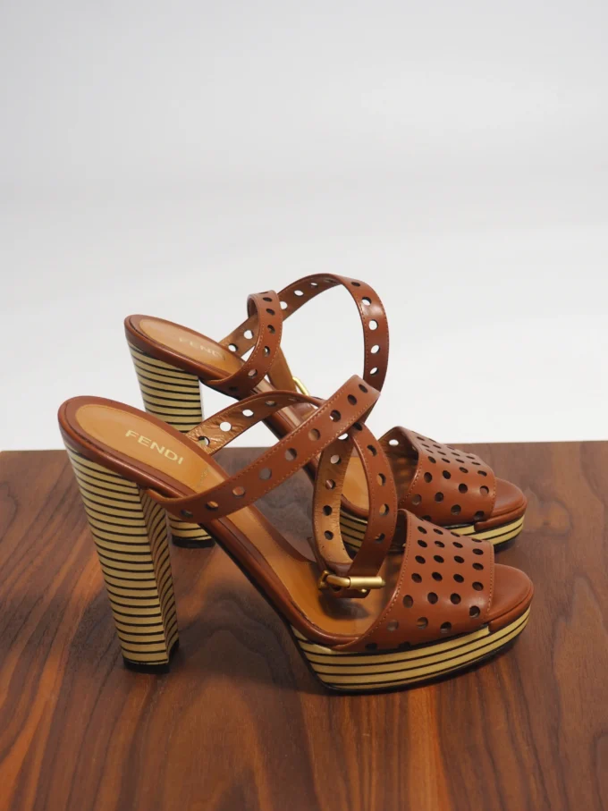 SANDALE FENDI DIN PIELE PERFORATA CU TOC GRAFIC